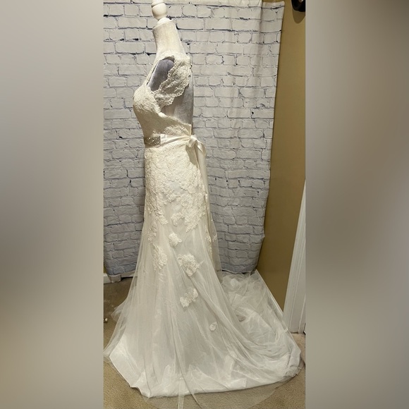 NWT David’s Bridal Ivory Cap Sleeve Lace Trumpet Wedding Dress Size 2 - $599 - Picture 6 of 15